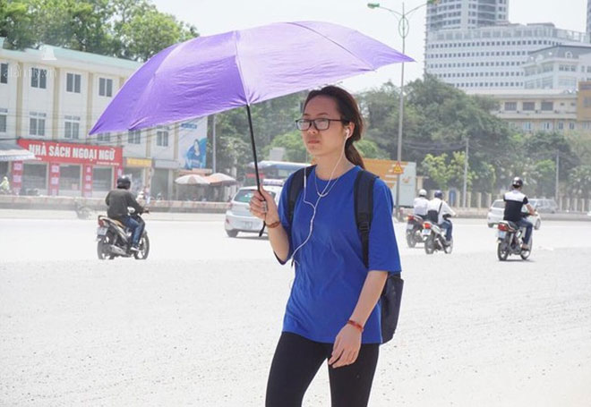 Hà Nội trải qua ngày nắng nóng gắt nhất từ đầu mùa, người dân bịt kín mít khi ra đường